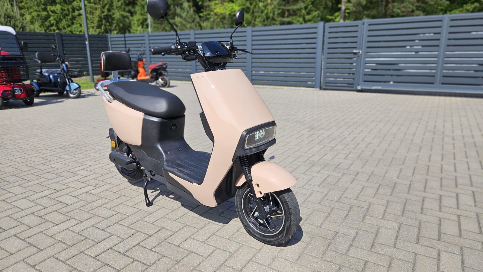 Elektrinis motoroleris EC02